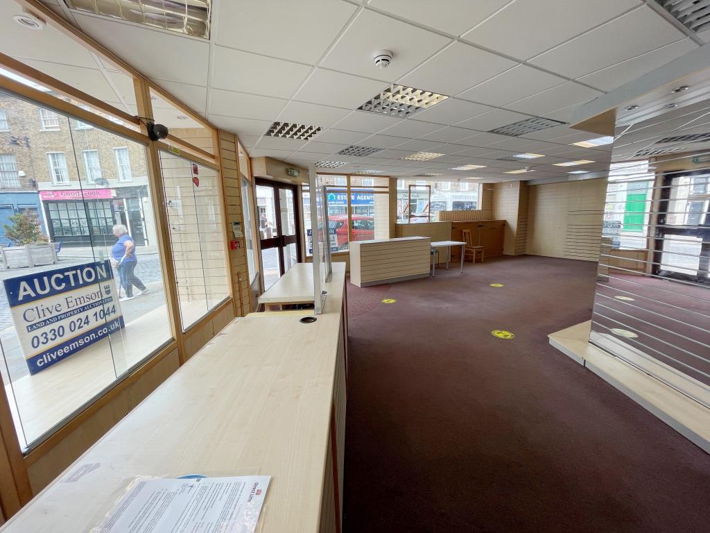 Lot: 14 - FREEHOLD VACANT BUILDING WITH RETAIL PREMISES AND POTENTIAL FOR CONVERSION OF UPPER FLOORS - Internal view of shop showing dual aspect